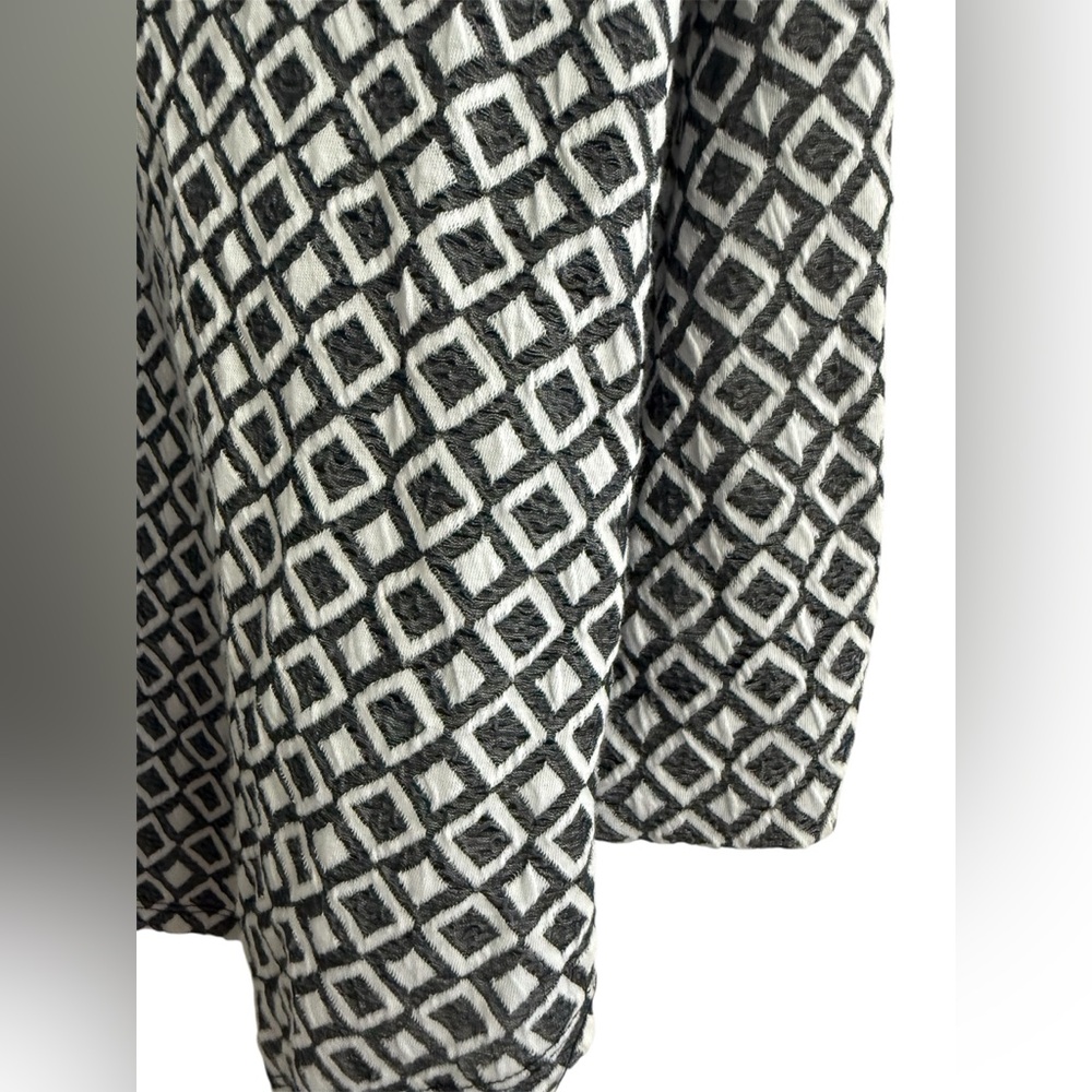 Ruby Rd. Black and White Textured Woven Jacquard Geometric Lightweight Cardigan - Picture 11 of 14